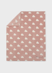 Mayoral baby cloud print fleece blanket – close-up of tonal embroidered Mayoral script logo and waffle-texture fleece with cloud print detail