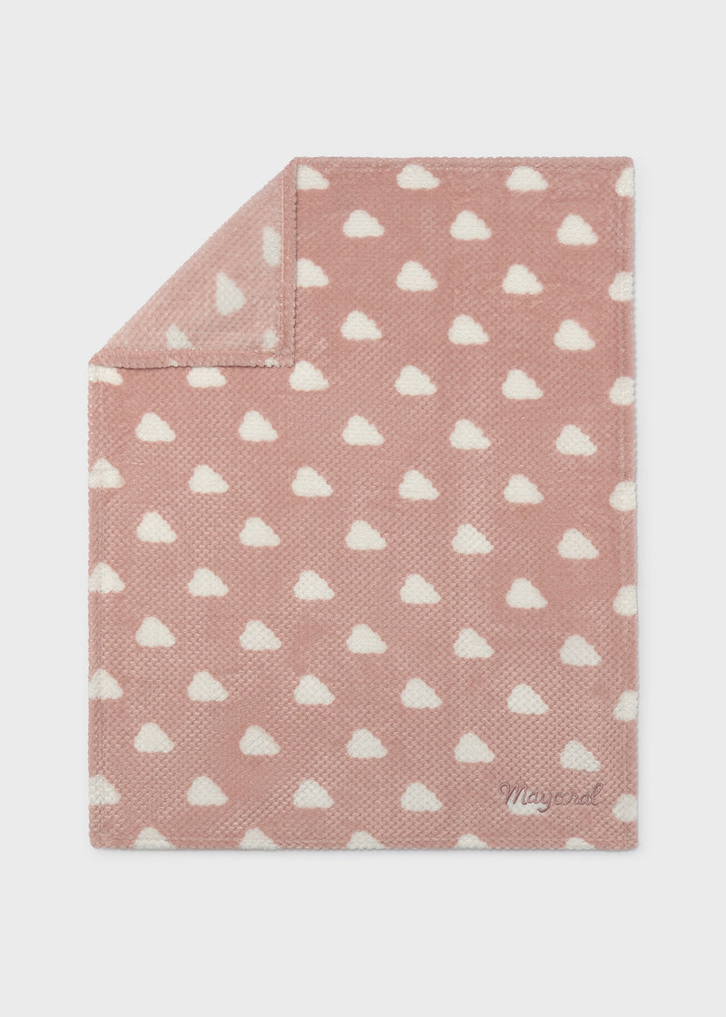 Mayoral baby cloud print fleece blanket – close-up of tonal embroidered Mayoral script logo and waffle-texture fleece with cloud print detail