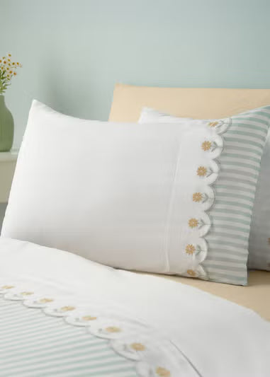 Catherine Lansfield Embroidered Daisy Quilt Set Sage