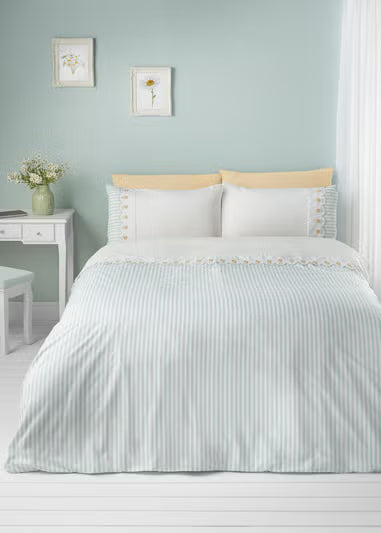 Catherine Lansfield Embroidered Daisy Quilt Set Sage