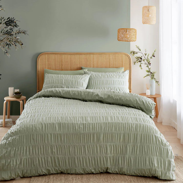 Catherine Lansfield Crinkle Seersucker Quilt Set | Green
