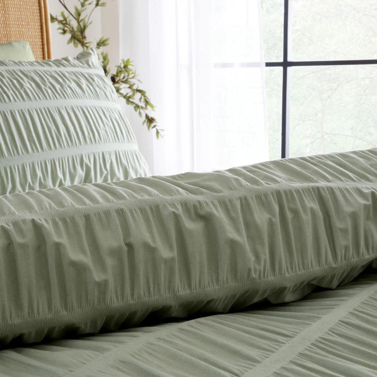 Catherine Lansfield Crinkle Seersucker Quilt Set | Green