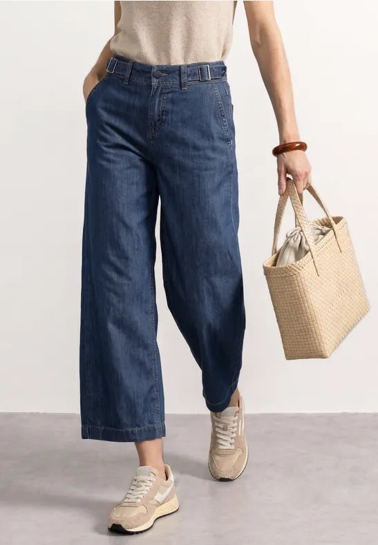 Street One Wide Leg High Waist Jeans Dark Blue - waist detail on model