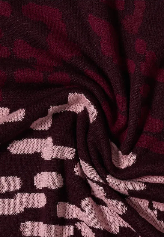 Cecil Graphic Pattern Knit Triangle Scarf | Berry 573279