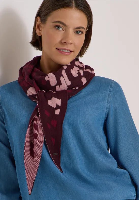 Cecil Graphic Pattern Knit Triangle Scarf | Berry 573279