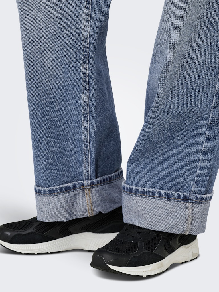 ONLY wide leg cuffed jeans - cuffed hem detail with trainers