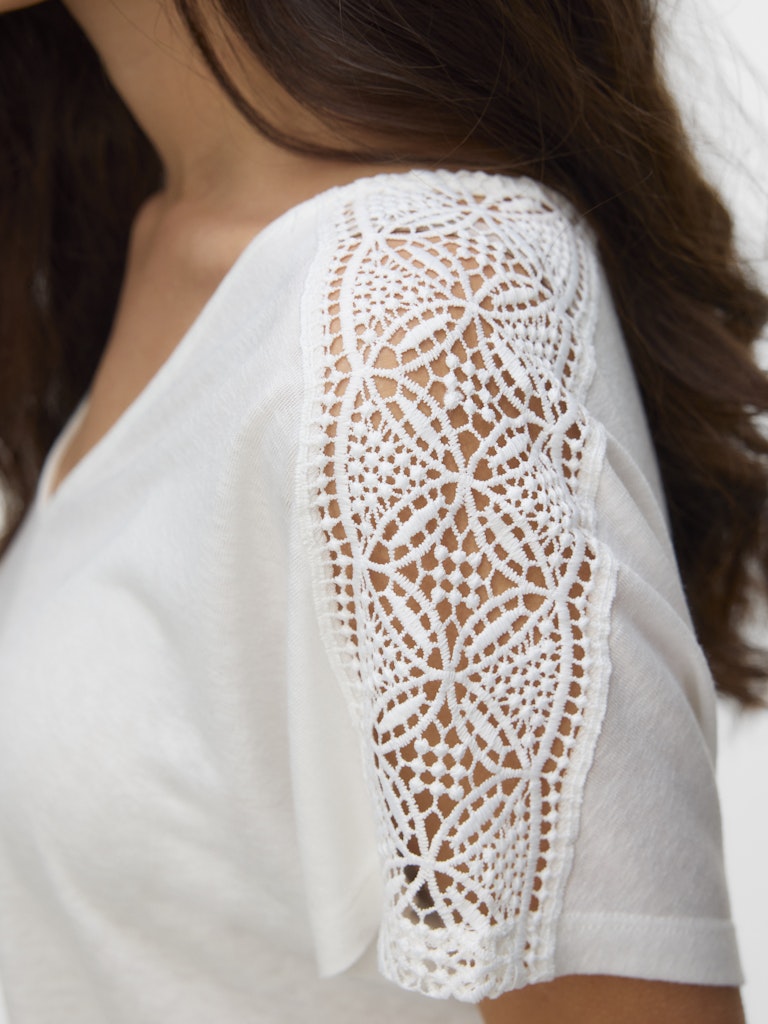 Vero Moda  Kelia S/S V-Neck Top | Snow White
