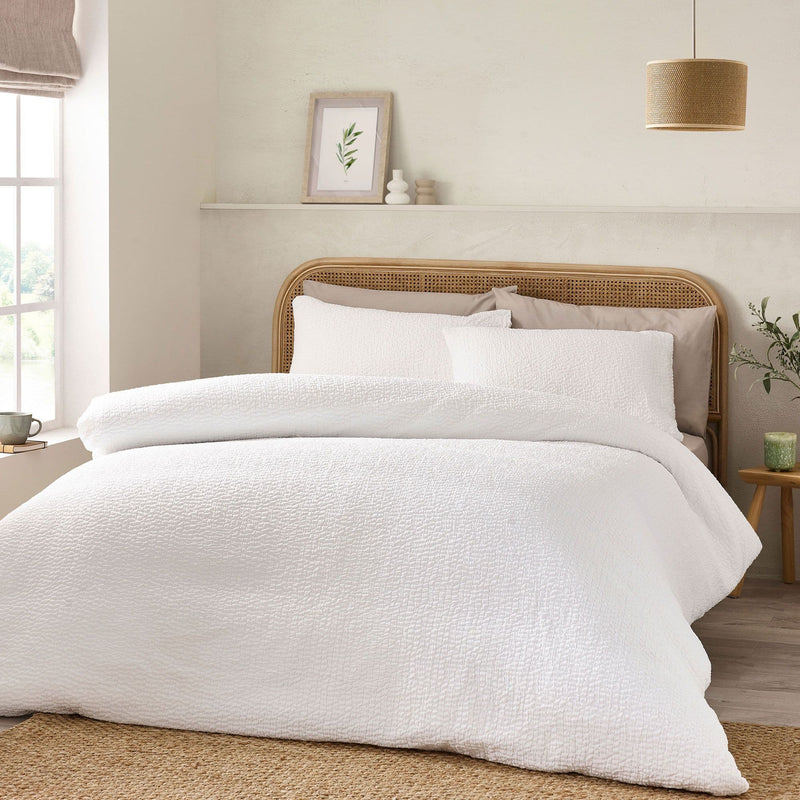 Catherine Lansfield Crinkle Seersucker Quilt Set| White