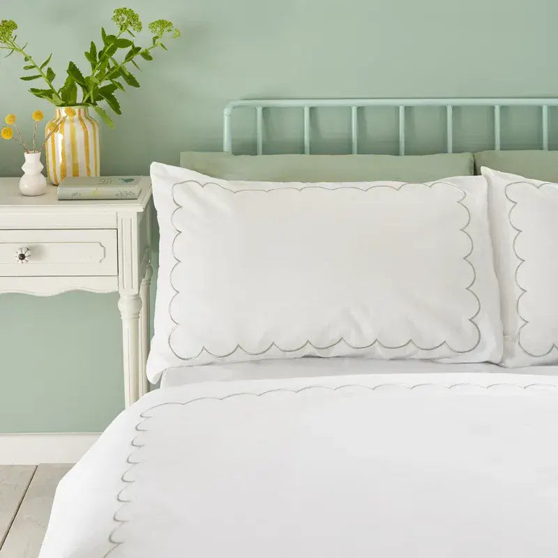 Catherine Lansfield  Scallop Border Quilt Set | White/green