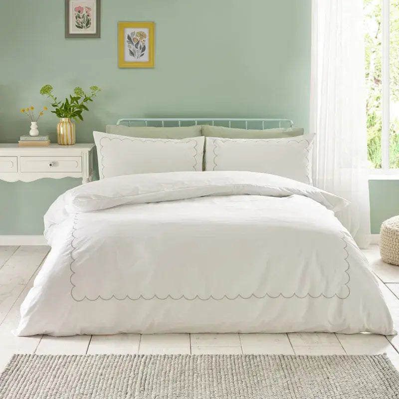 Catherine Lansfield  Scallop Border Quilt Set | White/green