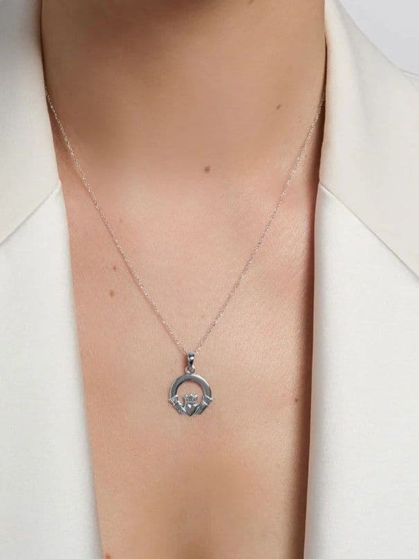 Newgrange Claddagh Pendant | Silver 600339
