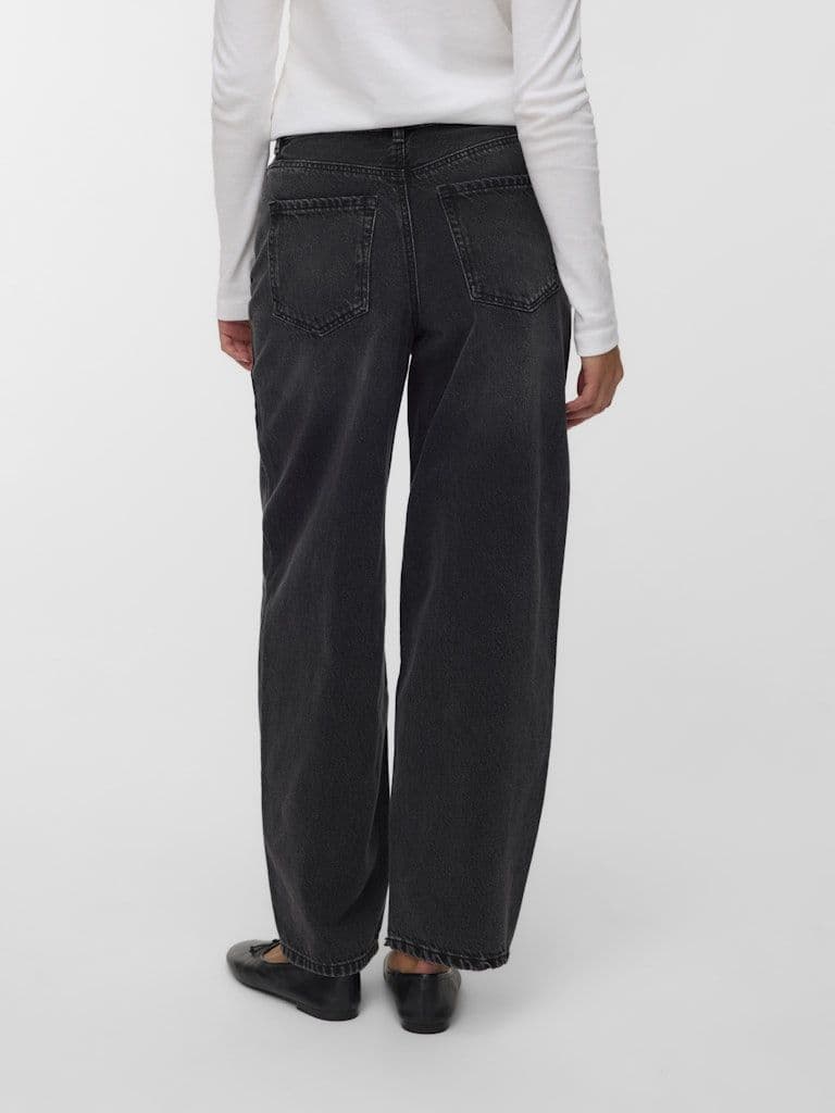 Vero Moda Billie HR Barrel Ankle Jean | Black L1141