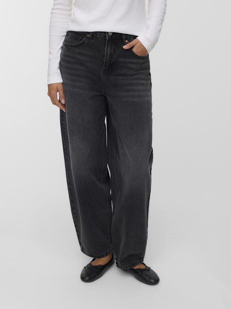 Vero Moda Billie HR Barrel Ankle Jean | Black L1141